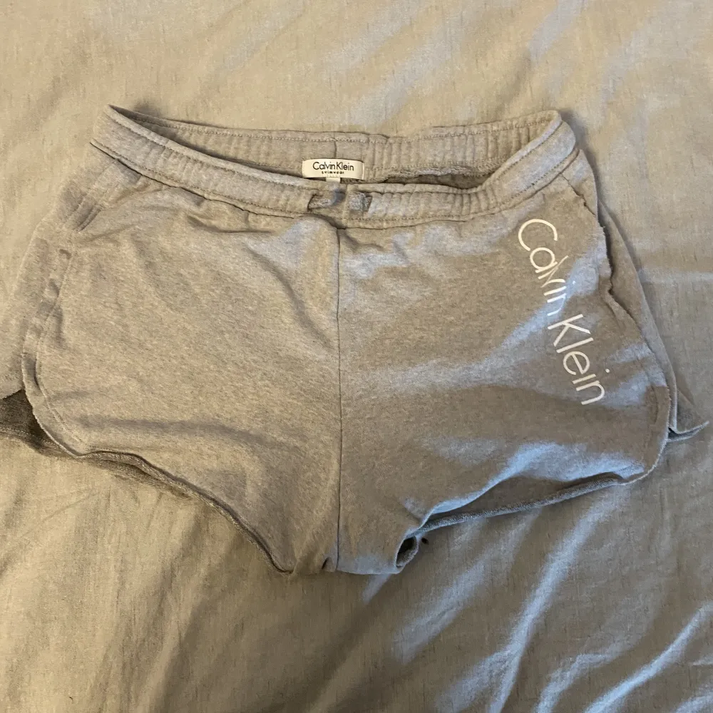 Ett par fina gråa mys shorts från Calvin Klien. Storleken är 14-16 år men skulle säga att de sitter som S . Shorts.