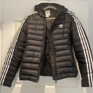 Adidas jacka  - Använd 2 ggr 