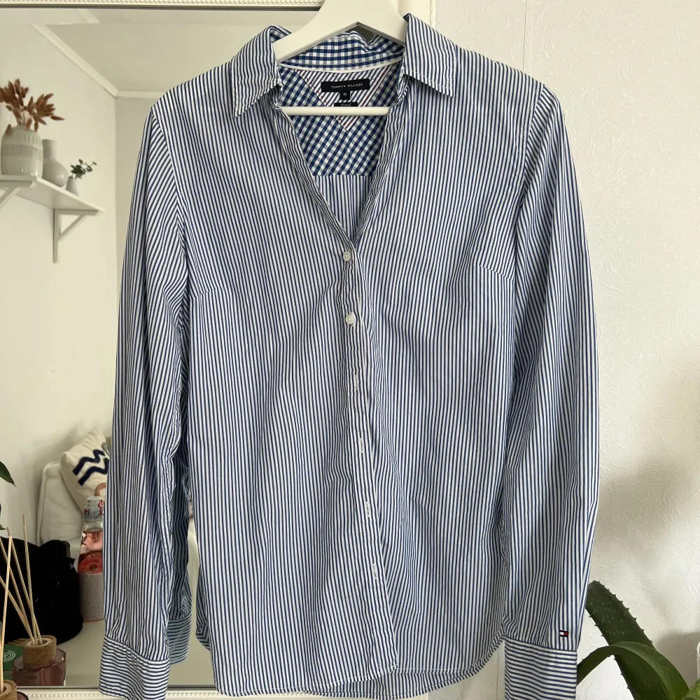 Säljer en jättefin Tommy Hilfiger 👔i ett jättefint skick, inga defekter eller märken. Skjortan passar båda till kontoret och till att ha på sig vardagligt🩵 passar mig skit snyggt som bär storlek xS-S🥰. Skjortor.