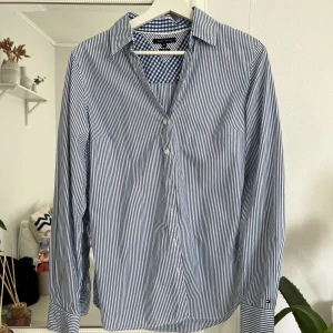 Tommy Hilfiger skjorta - Säljer en jättefin Tommy Hilfiger 👔i ett jättefint skick, inga defekter eller märken. Skjortan passar båda till kontoret och till att ha på sig vardagligt🩵 passar mig skit snyggt som bär storlek xS-S🥰