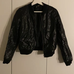 Skinnjacka - Divided skinnjacka från HM i storlek 36.