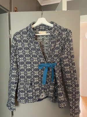 Odd molly - Odd molly kofta i jätte fin färg. Storlek 3 men skulle säga att den passar S-M.