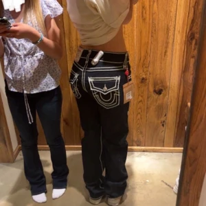 True Religion jeans!  - Ett par så snygga jeans från True Religion, är i nyskick och är köpta i USA. Nyköpta för 3499kr💗kom privat för bilder och prisförslag!