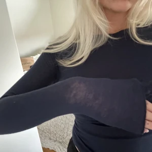 Intimissimi tröja - Marinblå tröja från intimissimi i Kashmir, strl s och inga defekter. Priset kan diskuteras vid snabb affär❤️‍🩹