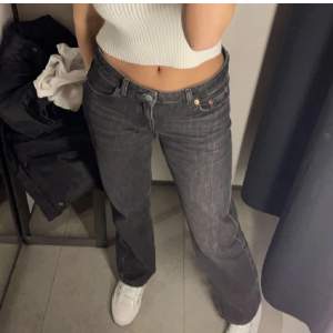 Supersnygga low arrow jeans ifrån weekday säljs då jag köpt fel storlek