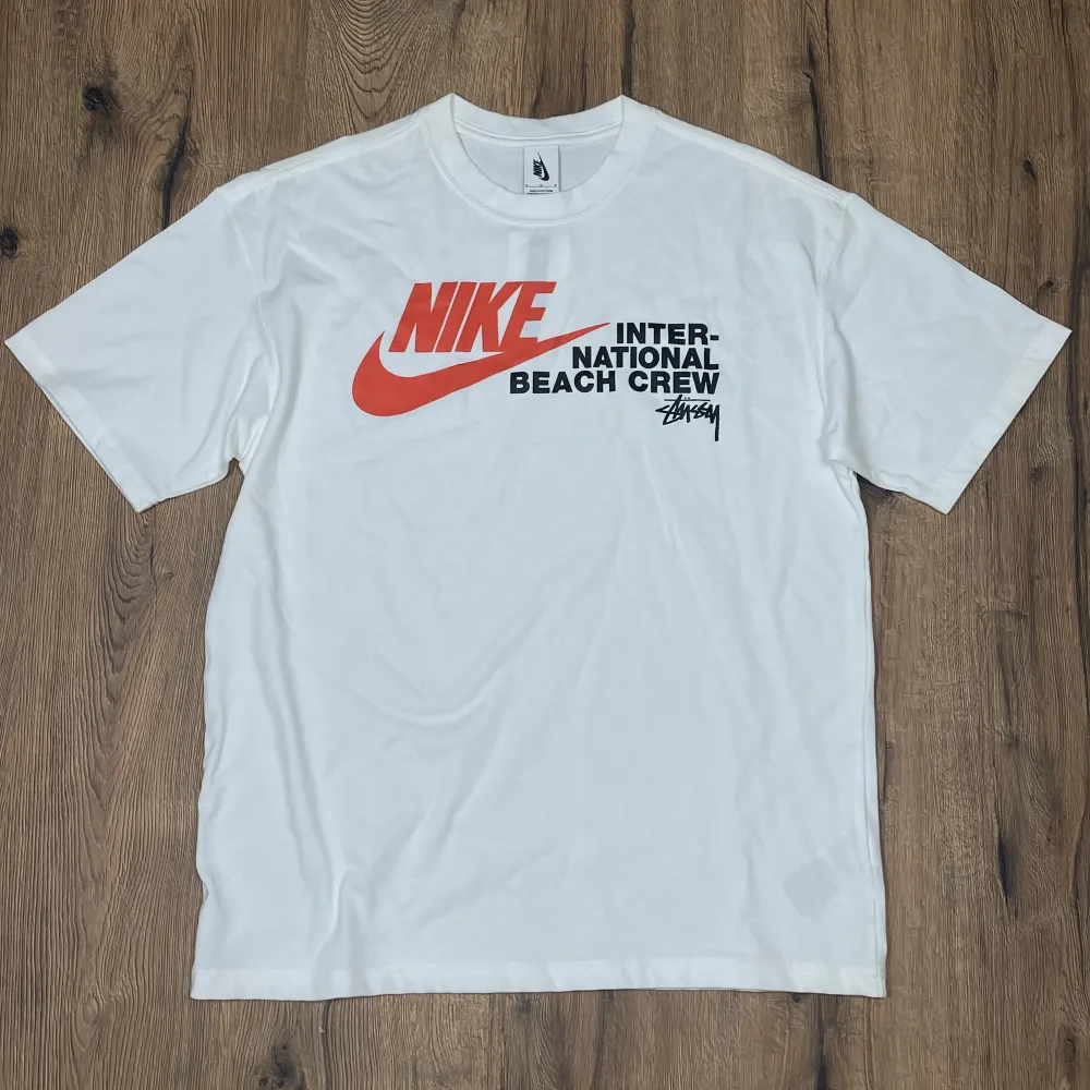 SS20 Nike X Stussy ”international Beach Crew” Tee | Helt ny | storlek medium . T-shirts.