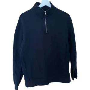 Half zip Zara marinblå - Säljer denna Half zip från zara i marinblåfärg. Storlek M