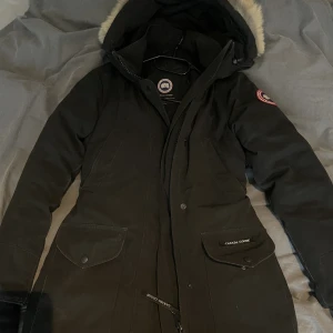 Canasta gosee - Säljer min canada goose jacka liten i storleken har vanligtvis s. Givetvis my äkta. Figursydd i modellen och fräscht skick 