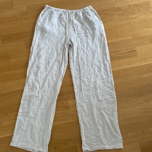 Linnebyxor - Liten fläck som inte går bort på bild 2 på höften. Köparen står för frakten. 