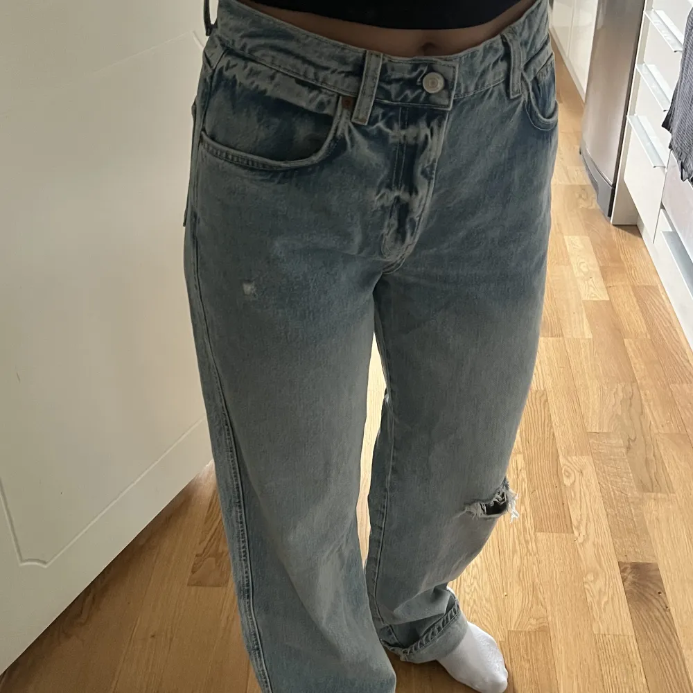 Aldrig använda pga för stora! Köpta i usa från reformation. 27/32 midjemått  80 cm, längd från grenen ner 78 cm ❤️ (nypris 2300). Jeans & Byxor.