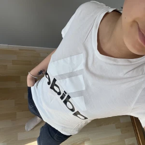 Adidas tshirt - Vit tshirt, normal i storleken! Har ett litet hål vid axeln🌸