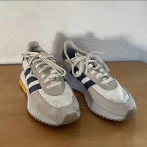 Adidas Retropy - Sköna Adidas storlek 39 1/3 som tyvärr inte kommer till använding längre. Sparsamt använda och i bra skick!