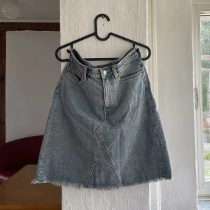 Jeanskjol weekday  - Fin jeanskjol från Weekday i storlek 38 i fint skick 