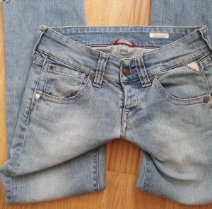 Lågmidjade jeans  - Köpta här på plick säljer då de inte passade mig. Bilderna är från förra ägaren och jag har inga egna då de som sagt inte passade (jag är 162) Jeansen är väldigt små i storleken men i bra skick! Skriv vid frågor o annat 😇