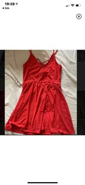klännng  - Söt klänning med snörning bak, har små fläckar men syns knappt💕