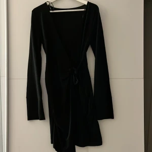 Klänning  - Omlottklänning från Gina storlek M, aldrig använd 