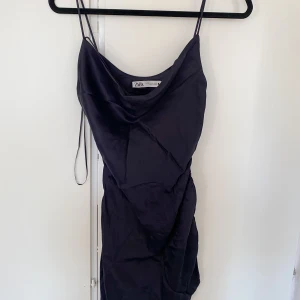 ZARA klänning - Klänning, den är ”Scrunchad” på ena sidan, korsad i ryggen🤍