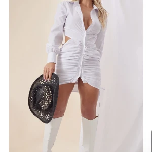 Klänning  - Jag säljer min vita klänning från pretty littel thing med prislappen kvar. Klänningen är oanvänd. Klänning är 38 men passar en s och xs. 