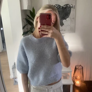 Zara stickad tröja - ljus blå halv ärmad stickad tröja, kommer tyvärr inte till användning, inga synliga defekter💙💙storlek S