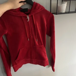 Juciy - Säljer nu min helt nya kofta! Fick hem dressen idag men visade sig att beroende på färg du köper så sitter plaggen orlika så tröjan passa inte! Det är S men skulle säga att den e mer xs/xxs. Pris lappar finns kvar! 2400 ny❤️ från Nelly  