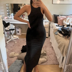 Svart långklänning från hm  - En svart långklänning köpt från hmtrend. Jätte snygg form då brösten kommer fram på sidorna, med en slits på sidan av benet. Aldrig använd.