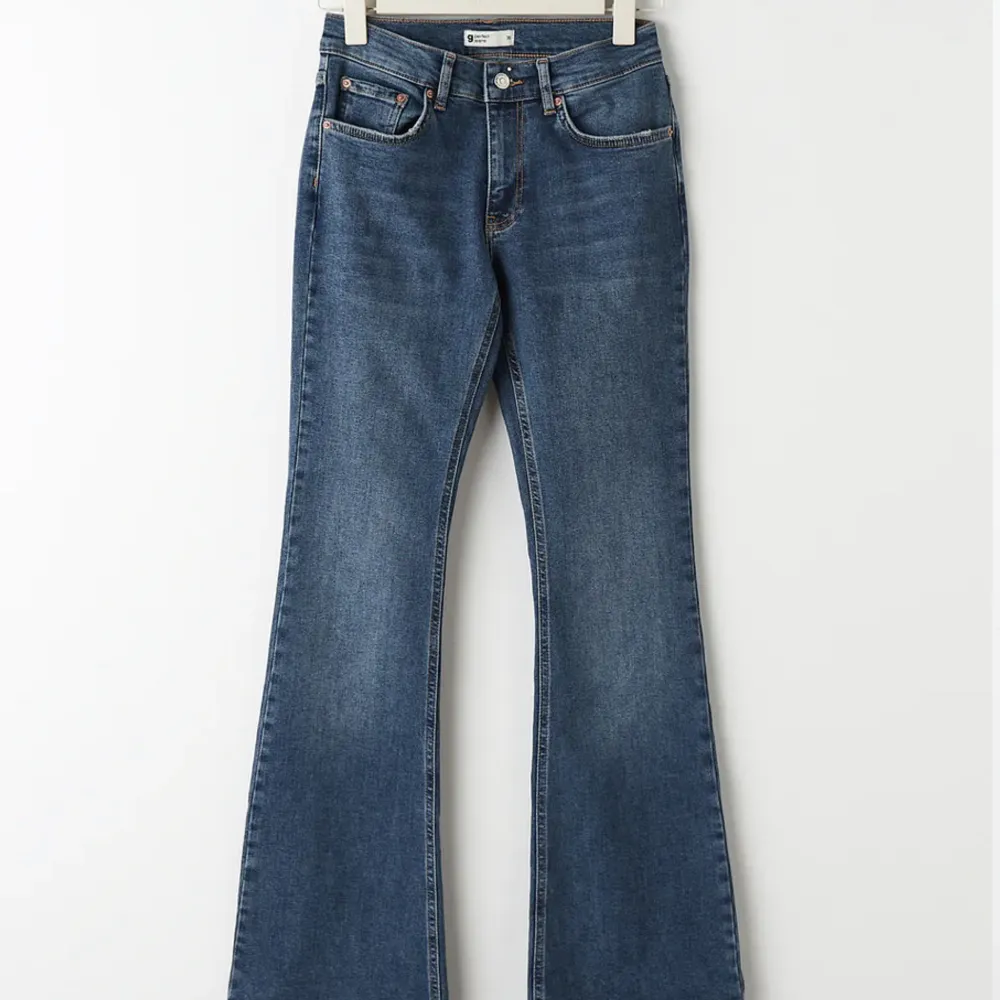 Säljer mina mörkblåa low waist bootcut jeans, slutsålda på hemsidan. Använda 1 gång. Skriv för flera bilder. . Jeans & Byxor.