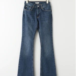 Low waist bootcut jeans - Säljer mina mörkblåa low waist bootcut jeans, slutsålda på hemsidan. Använda 1 gång. Skriv för flera bilder. 