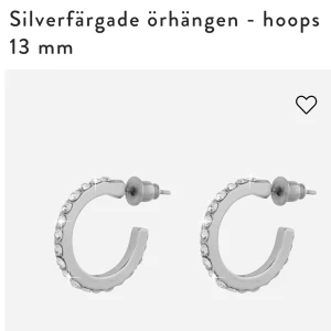 Örhängen  - Örhängen från ur&penn som aldrig är använda, fast med blåa stenar🩷 Skriv privat för att se fler bilder 