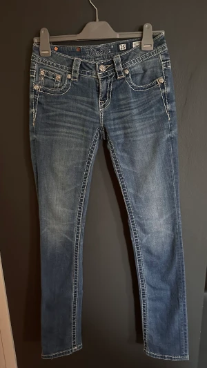 Miss me jeans Stl 25 - Använda men i nyskick  Stl 25 Endast seriösa köpare  Skickar endast med spårbar frakt för allas säkerhet 