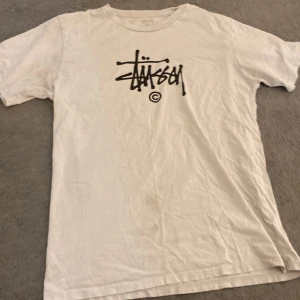 STUSSY - fläckig tho 😓