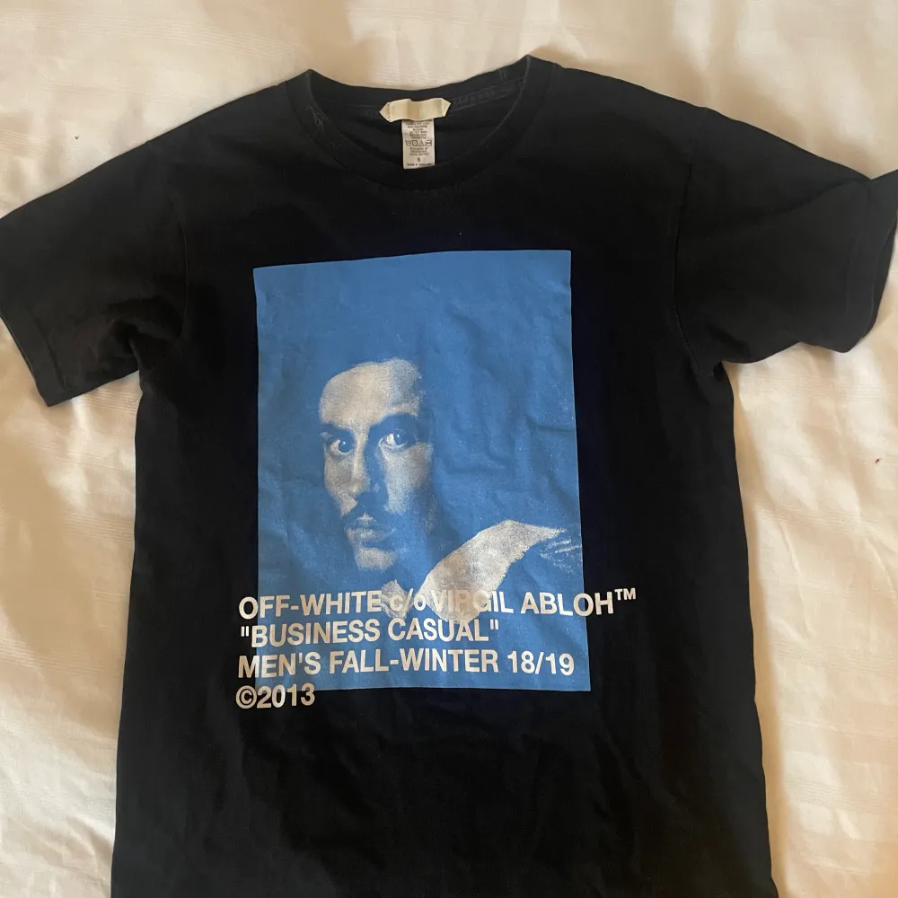 Snygg offwhite t-shirt, ”virgil abloh business casual 2019” 100%bomull, storlek S men funkar på M också💕. T-shirts.