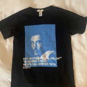 Snygg offwhite t-shirt, ”virgil abloh business casual 2019” 100%bomull, storlek S men funkar på M också💕
