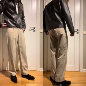 Kostym byxor - Beiga Kostym Byxor Från Weekday i modellen Conrad strl 46/small/28-30 midja. Använt få gånger men inprincip ny skick. Ny pris 650kr men säljs ej längre. Enligt mig de perfekta kostymbyxorna men färgen har inte passat in i min garderob🤝