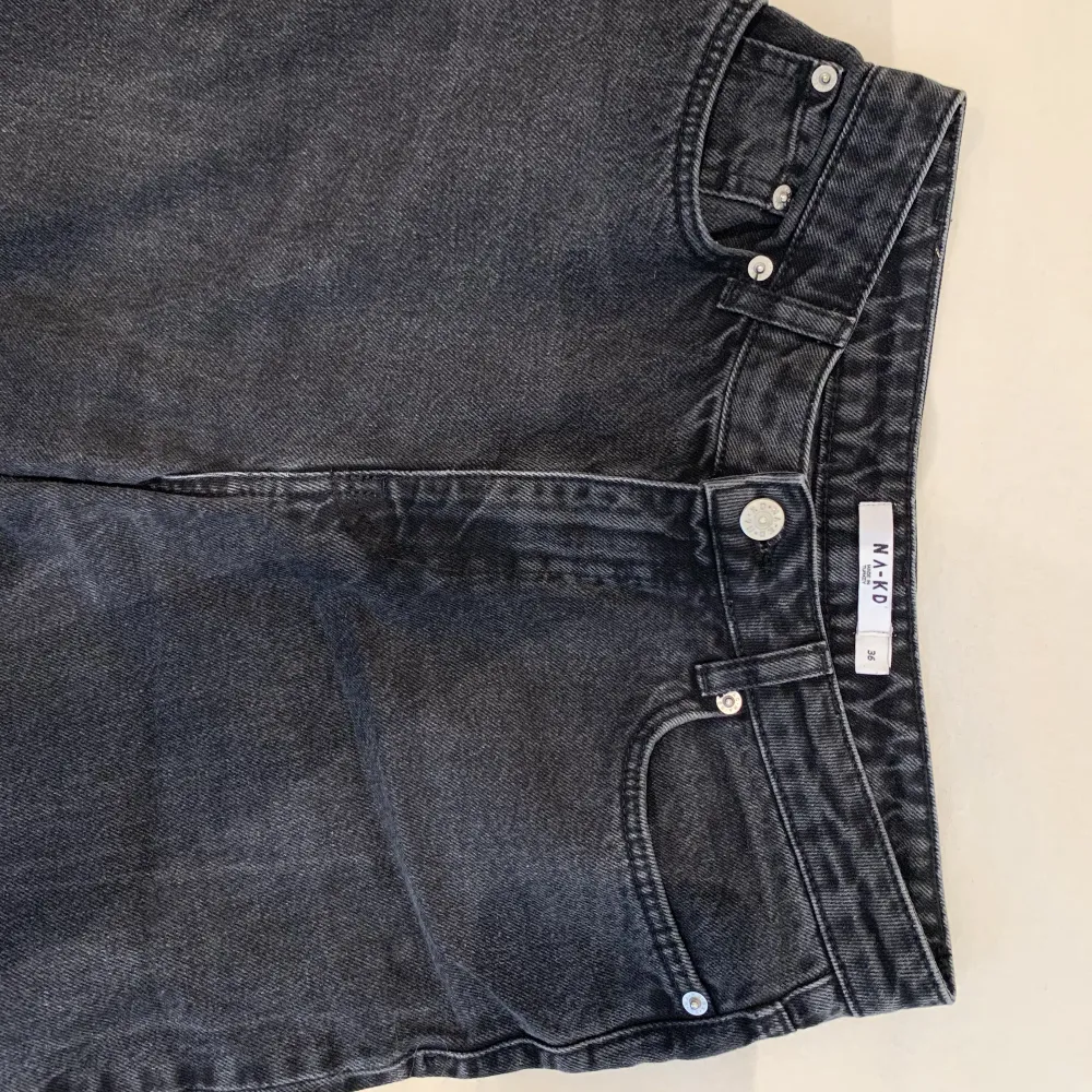 Jätte fina svarta jeans med slit på båda ben där nere (bild 3), för små för mig . Jeans & Byxor.
