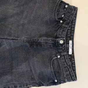 Jätte fina svarta jeans med slit på båda ben där nere (bild 3), för små för mig 