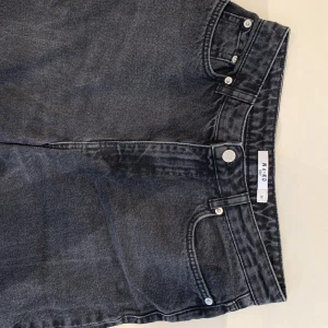 Svarta jeans med slit - Jätte fina svarta jeans med slit på båda ben där nere (bild 3), för små för mig 