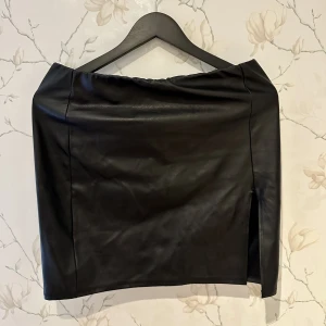 Minikjol - Säljer denna snygga minikjolen med slits 