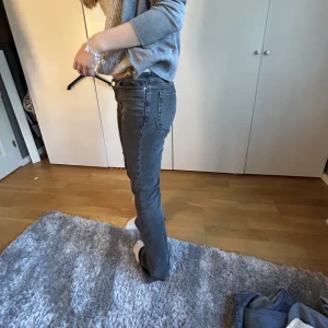 Jeans 💕 - Säljer dessa jättefina jeans då de tyvärr inte kommer till användning. Bra skick förutom att de är lite slitna där nere. Skicka dm för fler bilder💕💕 De är i storlek 36 men passar 34 också.