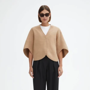Dagmar Ullkofta - Säljer denna underbara helt oanvända ullkoftan från House Of Dagmar med prislapp kvar. Ullkoftan är i storlek S och modellen heter Bea Cardigan i färgen Camel. Material: 100% merinoull. Nypris: 4000kr. Hör av er om fler frågor!🧡