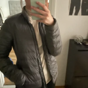 Woolrich lättviktsjacka  - En woolrich jacka köpt från NK. Inga defekter 