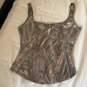 Festblus från pipeline❤️ - Nypris 200 kr! Skönt material med typ sömmar på magen❤️ Jättefin och passar bra om man ska på konsert❤️Passar mer m än s❤️