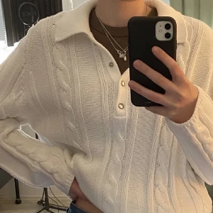 Stickad tröja  - Stickad tröja! Sparsamt använd!! 