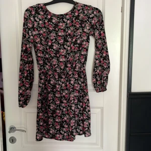 Klänning - Fin klänning Timmy material. Sparsamt använd