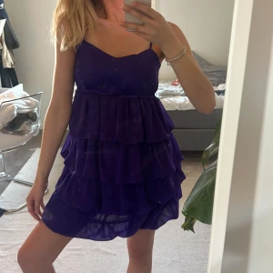 Lila klänning zara slutsåld - världens finaste mörklila klänning med volanger som tyvärr inte kommer till användning!! aslik den som är från zara💓justerbara band och stretchig!!! INKLUSIVE FRAKT
