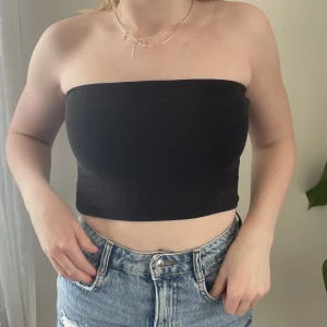 Svart topp - Svart tubtopp från Weekday! Storlek XS!💕💕