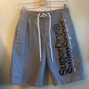 Superdry shorts/badbyxor - Helt nya shorts/badbyxor från superdry, taggar kvar! Säljes pga fel storlek. Dom är ganska långa & har 3 fickor, en med dragkedja. 