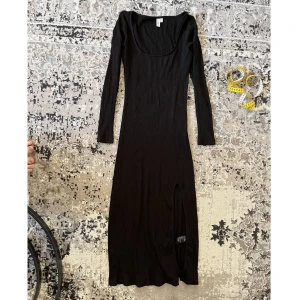 Klänning svart ribbad  - Svart klänning i ribbat material. Står storlek 38 men den är omsydd hos skräddare till en storlek 36/S. Knappt använd. Med en fin slits på sidan