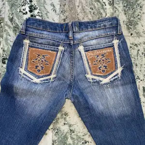 Säljer mina supersnygga lågmidjade bootcut Dolce Gabbana jeans då jag köpte dem på Plick men dem inge riktigt passade mig. Det står ingen storlek på men jag skulle säga att dem är storlek S 