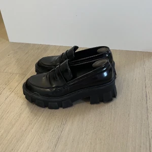 Loafers - Loafers stl 36, använd fåtal gånger pga för stora