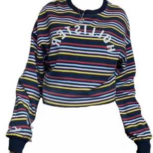 Hollister tröja - Använt ett fåtal gånger men tröjan har inga som helst defekter utan har mest bara legat i garderoben. Den är en XS men tycker personligen den passar lika väl som en S. Inköpspris ca 380kr. Fråga gärna ifall fler bilder önskas (: